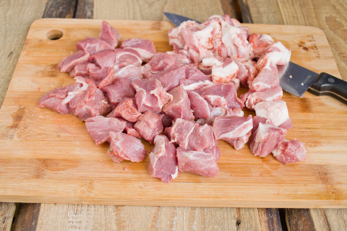 Маленькие кусочки мяса. Нарезанная свинина. Свинина порезанная кусочками. Нарезанная говядина. Мелко нарезанная свинина.