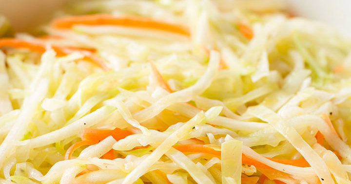 Капустный салат с морковкой, который готовили в советской столовой