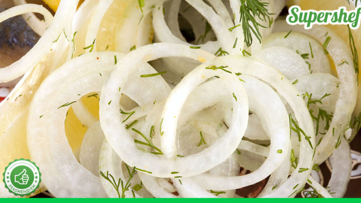 Быстрый способ маринования лука – отличный пикантный ингредиент для салата, мяса или селедки