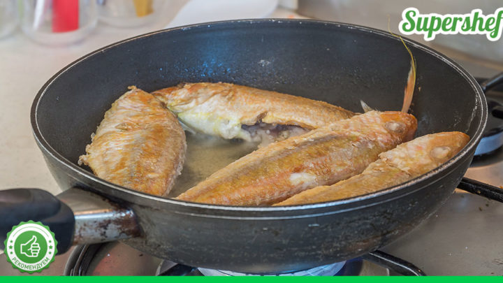 Отчего рыба при жарке на сковородке разваливается на части — каких ошибок следует избегать