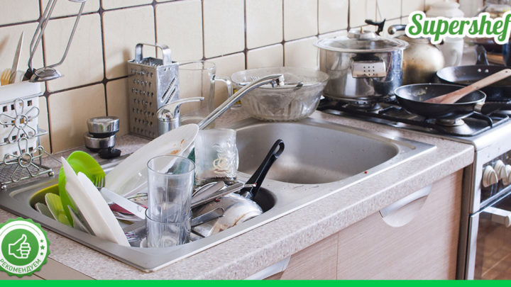 Правила чистоты: отчего грязную посуду нужно мыть вечером