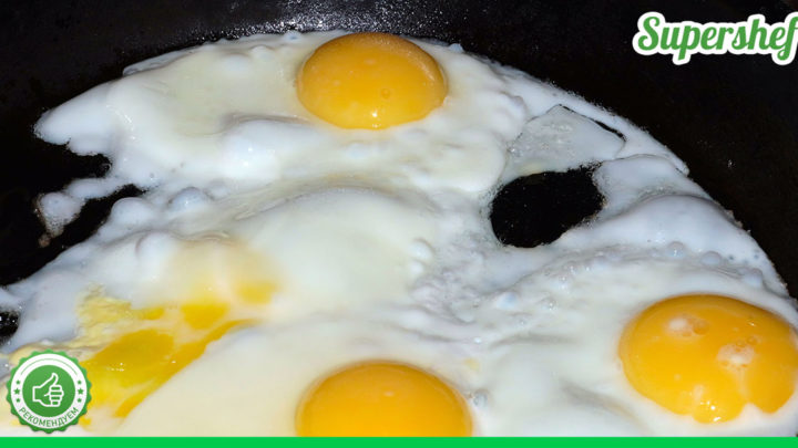 Советы профессионального шеф-повара, проработавшего на кухне более 30 лет: “Солить нужно не само яйцо, масло, в котором его жарят!”