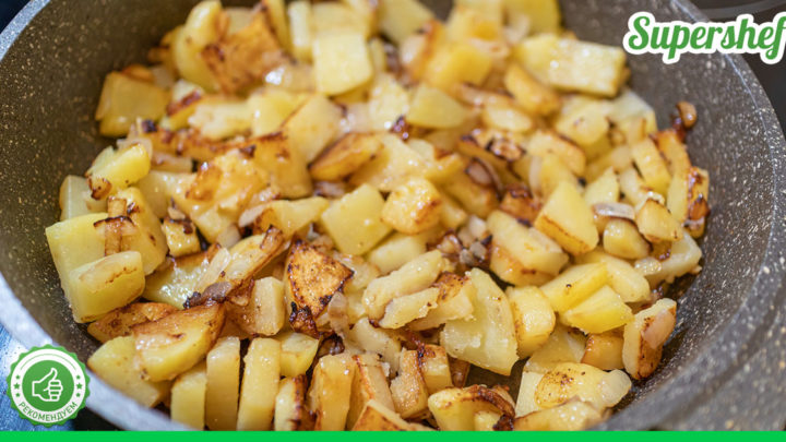 А вы в курсе, что прежде чем жарить картошку, ее следует подготовить? Это сделает ее вкуснее
