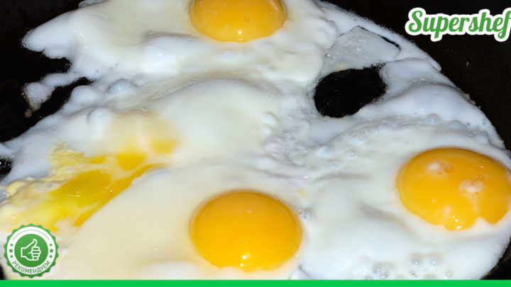 Добавив уксус в конце приготовления яичницы, можно значительно улучшить вкус блюда.