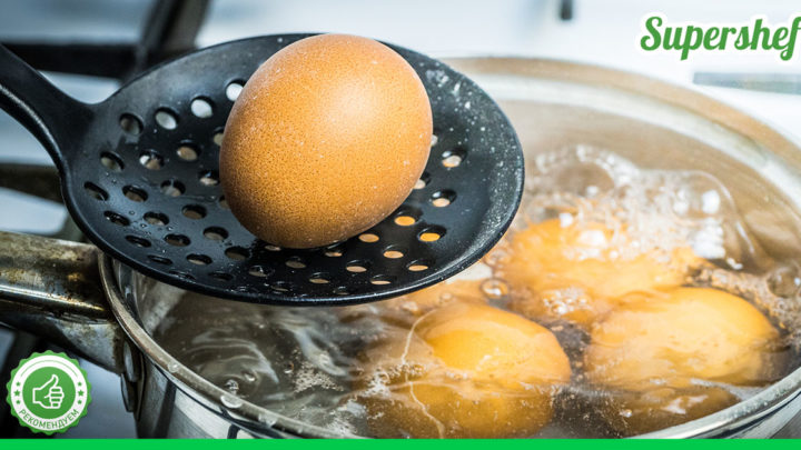 Что нужно добавить в воду при варке свежих яиц, чтобы скорлупа слетала с них сама: повар раскрыла секрет