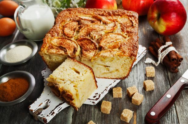 Нежная яблочная шарлотка за несколько минут