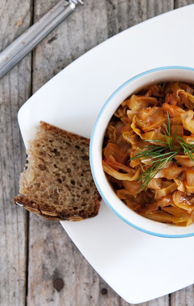 Как сделать тушеную капусту действительно вкусной: 3 важных момента