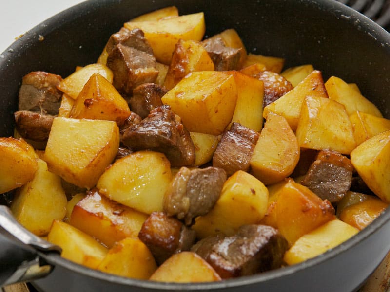 Идеальная тушёная картошка с мясом – блюдо два в одно для сытного ужина Идеальная тушёная картошка с мясом – блюдо два в одно для сытного ужина