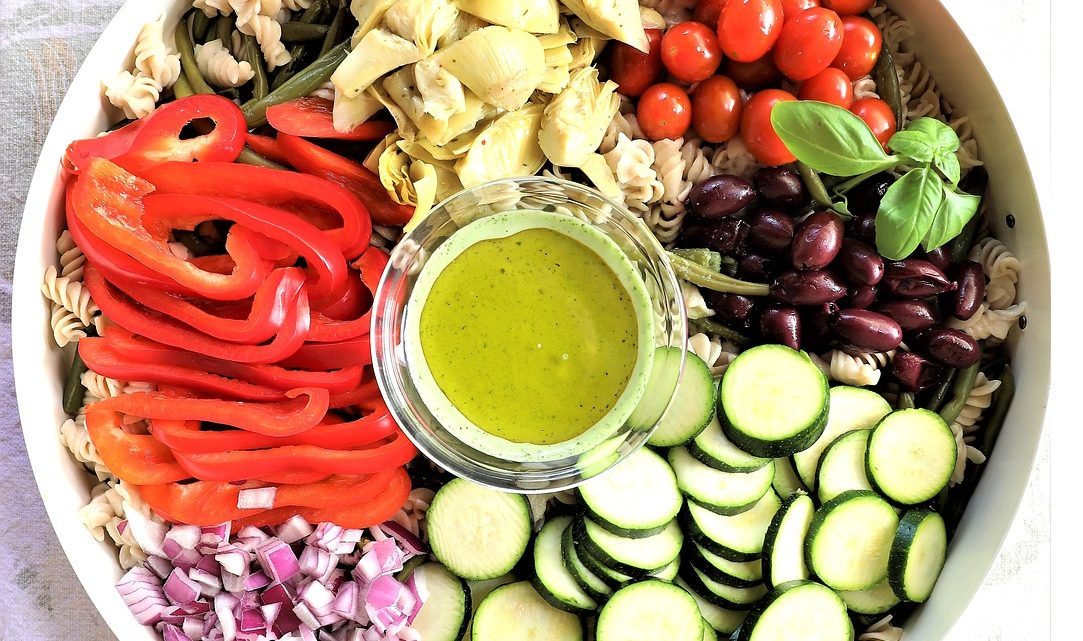 Оригинальный салат из минимума компонентов с выразительным вкусом Оригинальный салат из минимума компонентов с выразительным вкусом