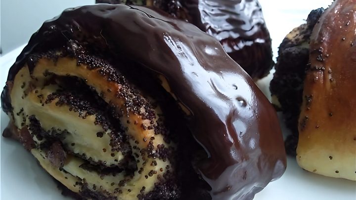 Булочки с маковой начинкой и шоколадной глазурью