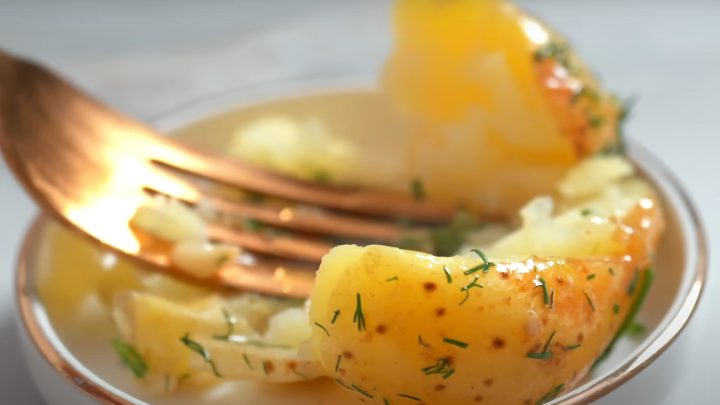 Как при помощи укропа и масла обычная жареная картошка превращается в кулинарный шедевр