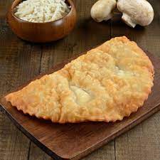 Три простых продукта — и вкусный результат. Хрустящие чебуреки с зеленью, от которых невозможно устать