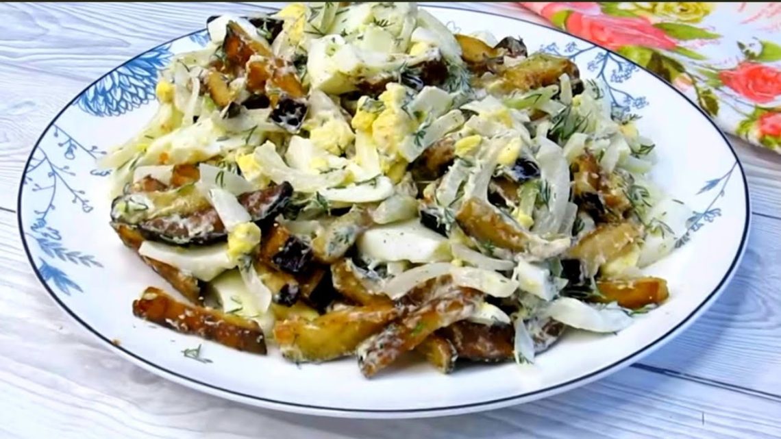 Безумно вкусный летний салат с баклажанами Безумно вкусный летний салат с баклажанами
