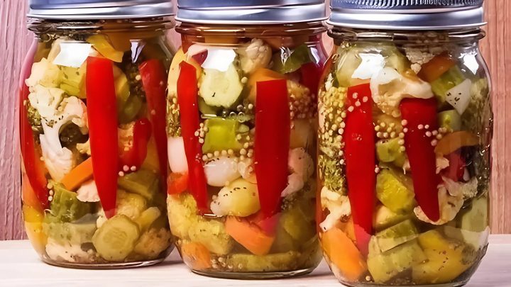 Закатку на зиму лучше делать не отдельными овощами, а собрав их в банках побольше в виде «ассорти»