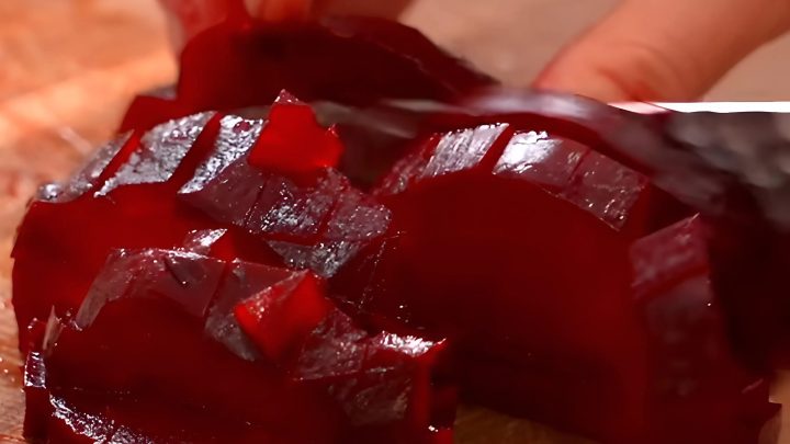 Яркий свекольный салат который оценят даже дети
