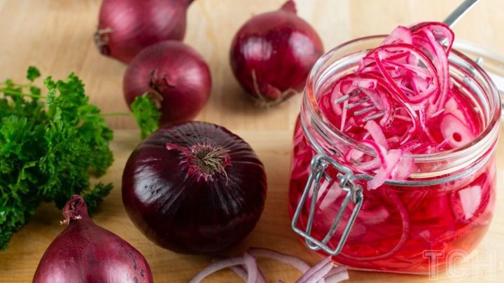 Маринованный лук за несколько минут — универсальное дополнение к блюдам