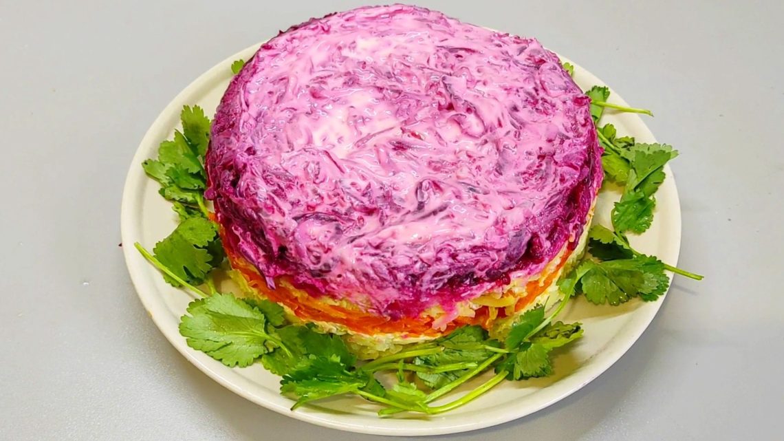 Праздничный многослойный салат: насыщенный вкус и легкая кислинка поразят вас Праздничный многослойный салат: насыщенный вкус и легкая кислинка поразят вас