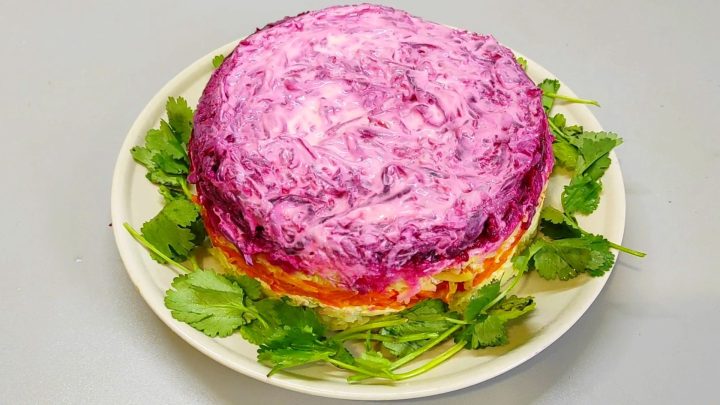 Праздничный многослойный салат: насыщенный вкус и легкая кислинка поразят вас