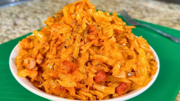 Чтобы приготовить вкусную жареную капусту, которая подойдет как для гарнира, так и для начинки, не потребуется добавление воды.