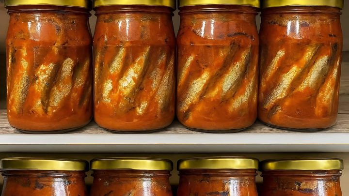 Покупаю недорогую рыбку и готовлю лучшую зимнюю заготовку: домашняя килька в томатном соусе