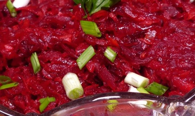 Свекольная икра – ароматная закуска, которая прекрасно дополняет как обед, так и ужин.