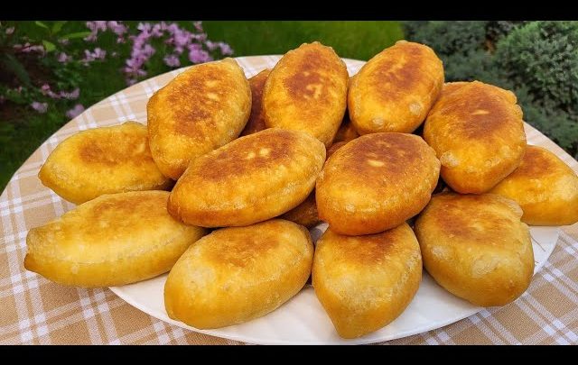 Кефир, яйцо и десять минут — вот все, что нужно, чтобы приготовить легкие домашние пирожки, которые исчезают со стола мгновенно