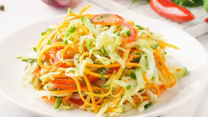 Готовится легко, результат стабильно удачный: Салат “Обжорка”