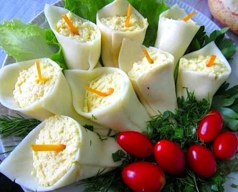 Красивые цветы дали название вкусной закуске