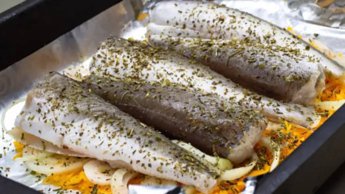 Ресторанное блюдо “Хек по-царски” с маринадом из чеснока и овощами — сочнее и нежнее не бывает